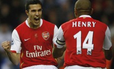 费德勒回归赛场，突破纪录首场状态亮眼，公牛观众沸腾！